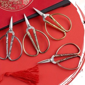 Resim 1 adet Mini Çelik Dikiş Makası Retro Kumaş Dikiş Makası Ev Dikiş Aksesuarları, Çelik Vintage Makas Dikiş Kumaş Kesici Mini Nakış Makası Kumaş Dikiş Makası Makas Araçları Dikiş Makasları DIY Sanat El Sanatları Dikiş El Sanatları Aracı Sınıf Makasları Mini Makaslar Dikiş Malzemeleri 