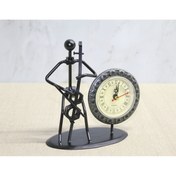 Resim TTT Metal Saatli Keman Çalan Müzisyen 