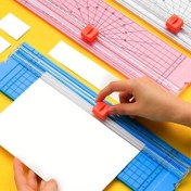 Resim 1 adet Hassas Kağıt Kesici ve Düzeltici A3/A4 Yaprakları için - Hafif PVC Scrapbook & Fotoğraf Kırpma Matı Ayarlanabilir Açıyla, Mavi & Pembe Tasarım, Ofis Kullanımı İçin İdeal 