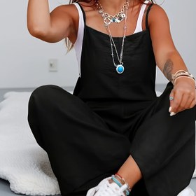 Resim Kadınlar için Yeşil Geniş Bacaklı Tulum, Ayarlanabilir Askılar ve Cep Detayları - Bahar/Yaz/Sonbahar için Kolsuz Tulum, Rahat Şık Stil, Beyaz Spor Ayakkabılar, Katmanlı Kolyeler, Dövme Kollar, Beyaz Puf Halı, Rahat Şık Kıyafet | Geniş Bacaklı Tulum | Ayarlanabilir Askılar 