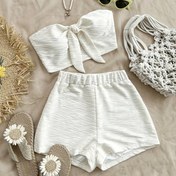 Resim Bir iki parça takımı olan tatil tarzı seksi dokulu askısız crop top, elastik bel şortlarıyla eşleştirilmiştir. 