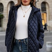 Resim Kadın Hafif Kapüşonlu Ceket - Fermuarlı, Şık Kapitone Mont, Günlük ve Resmi Etkinlikler İçin Şık Dış Giyim, İlkbahar/Sonbahar Geçiş Hava Koşulları, İlkbahar Sonbahar Giyim, Sofistike Stil, Dayanıklı Kumaş, Ofis Giyimi 