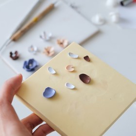 Resim Yapışmaz Çiçek Desenli Çalışma Matı - Pastel Bej Polimer Kil için, EVA Yastıklı Yüzey, Yapışmaz Taban, Çiçek Düzenleme, DIY El Sanatları ve Scrapbooking İçin İdeal - Kazıyıcılar, Styluslar ve Fırçalarla Uyumlu - Kolay Temizlenir & Dayanıklı, Pürüzsüz Dokulu, Esnek Malzeme, El Sanatları Tutkunlarına Özel 