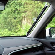 Resim 1 adet Araba Ön Cam Otomatik Geri Çekilebilir Güneşlik Perdesi, Isı Yalıtım PVC Cam Perdesi, Serinletme İçin Temel Araç Aksesuarı, Otomatik Rulo Güneşlik Araç Pencereleri için, Araba Pencere Güneşliği 