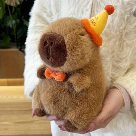 Resim 24.99 cm Sevimli Kapibara Peluşlu Kahverengi Doğum Günü Şapkası ve Turuncu Kravat ile - Masaüstü, Araba Dekoru veya Tatil Hediyesi için mükemmel (Şükran Günü, Noel), Bayramlık Süsleme | Oynak Tasarım | Kabarık Dokusu, Kapibara Dolması 