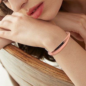 Resim Tüm gün giyilebilecek ve hediye olarak verilebilecek şık bir tasarıma sahip, saf bakırdan üretilmiş, minimalist ve şık bir kadın bileziği. 