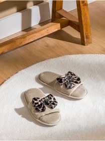 Resim LC Waikiki Shining Store'dan Işıltılı Seçimler Fiyonk Figürlü Kadın Pelüş Ev Terliği 