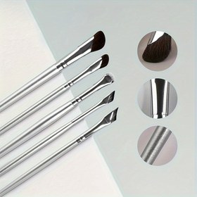 Resim 5 adet makyaj fırçası içeren bir set, burun kontür fırçası, açılı göz farı fırçası, kapatıcı fırçası, kaş fırçası, göz farı karıştırma fırçası ve ince eyeliner fırçası. 