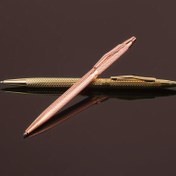 Resim Otel Reklamı ve Promosyon Kalem için Siyah ve Mavi Mürekkep Seçenekleri ile Gravürlü Metal Tükenmez Kalem, 1 adet Profesyonel Tasarım Altın Siyah Çok Renkli Tükenmez Kalem 