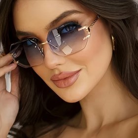 Resim Partiler için mükemmel olan, trend metal çerçeveleri olan, çokgenik tasarımı olan, şık bir çift büyük, çerçevesiz kadın gözlüğü. 