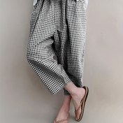 Resim Kadınların Yüksek Belli Ekose Harem Pantolonları - Elastik Bel Bandı, Bol Kesim, Geniş Bacak, Cep Detaylı Rahat Stil, Bahar/Yaz İçin Mükemmel, Siyah ve Beyaz Çizgili Desen, Konforlu Moda Pantolonları | Çizgili Desenli Pantolonlar | Parlak Dokulu Kumaş 