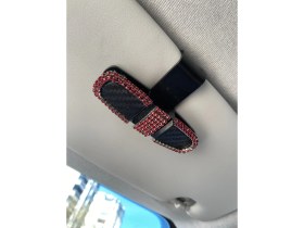 Resim Oto Aksesuarcım Kristal Taşlı Gözlük Kart Tutacağı 2 Klipsli 180° Döner Siyah Kırmızı 