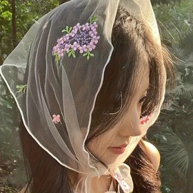 Resim Ms. Lei'nin İlkbahar Çok Yönlü Nakışlı Üçgen Eşarp, İnce Parti Dekorasyon Stili ve Rastgele Nakış Yerleşimi 