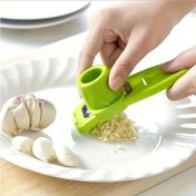 Resim 1 adet Mini Sarımsak Öğütücü Yaratıcı Sarımsak Sıkacağı Mutfak Sarımsak Ezme Manuel Sarımsak Ezme Yeşil Mutfak Aletleri Açık Hava Barbekü Küçük Araç 