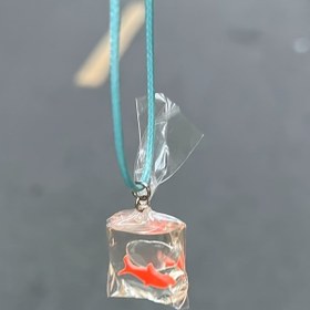 Resim Şanslı Koi Balığı Kolye - Şeffaf Su Torbasında Sevimli Reçine Japon Balığı ve Teal Kordon, Refah & İyi Şans Sembolü, Kadınlar için Günlük & Parti Takı Hediyesi 