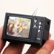 Resim 2D Düz, antenli retro minyatür TV modeli ve mini ev aletleri süsleri, ev dekorasyonu için uygun, model ev oturma odası sahne malzemeleri, koleksiyoncuların olmazsa olmazı, mükemmel bir doğum günü hediyesi tatil hediyesi 
