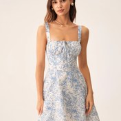 Resim Kadınların şık Fransız tarzında mavi çiçek desenli mini elbisesi, ruched bel ve arka bağcıklı - Kolsuz, polyester, bahar/yaz için mükemmel, yetişkin moda, rahat elbise|Ruched Bel Elbisesi|Kolsuz Elbise 