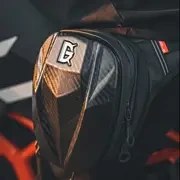 Resim Su Geçirmez Motosiklet Bacak Çantası - Geometrik Karbon Lif Desenli Dayanıklı EVA Sert Kabuk Bel Paketi, Güvenli Sürüş Ekipmanı Depolama için Çoklu Bölmeler ve Ayarlanabilir Askılar, Macera Aksesuarları | Şık Bacak Çantası | EVA Yapısı 