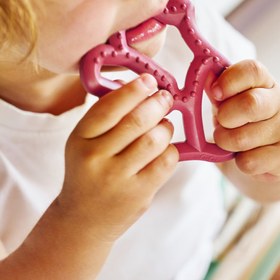 Resim Diş Kaşıyıcı Annenin Eli - Velvet Rose 