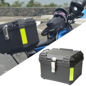 Resim PP plastikten yapılmış 45 litre (45.01 L) kapasiteli motosiklet bagajı, darbe emici kalın su geçirmez tabanlı, iç dekorasyon için rahat sırtlık içerir, BMW ve Yamaha gibi markalarla uyumlu, motor kişiselleştirme, teslimat depolama ve kask saklama için uygun 