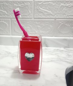 Resim 2 Adet Diş Fırçalık Kristal Taşlı Kırmızı Kalpli Akrilik 6x6x11cm Banyo Seti Çok Renkli 