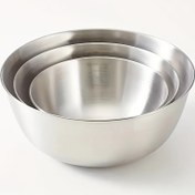 Resim Bir salata için mükemmel olan, dayanıklı, kolay depolanan üç paslanmaz çelik karıştırma kabı seti, mutfak hazırlığı ve depolama için ideal, barbekü ve açık hava pişirme için uygun. 