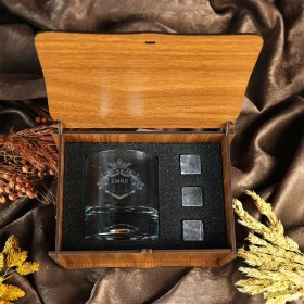 Resim Hediyelerin Efendisi Ahşap Kutulu Kraliyet Desenli İsme Özel Taşlı Viski Kadehi Seti 