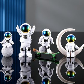Resim 4 Parça Yaratıcı Astronot Figür Seti, Oturma Odası veya Çocuk Odası için Uzay Model Dekoru, Doğum Günü Hediyesi Fikri 