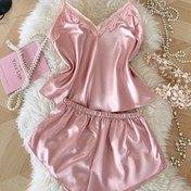 Resim 2 adet Kadın Pembe Saten Pijama Takımı - V-Yaka Dantel Kenarlı Cami Üstü & Şort, Zarif Uyku Giysisi, Ruffled Hem, Tüm Mevsim Konforu, Yumuşak ve Pürüzsüz Kumaş, Evde Rahatlamak İçin Mükemmel, Rahat Kıyafet | Dantel Kenarlı Üst | Saten Kaplama, Bayanlar Pijamaları 