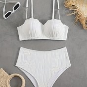 Resim Kadınlar için beyaz dokulu petal kabuk inciler ile yüzme kıyafeti ve bikini takımı. 