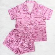 Resim Sanrio Hello Kitty Baskılı Saten Pijama Takımı, Yaka Düğmeli Kısa Kollu Üst ve Elastik Bel Şortu, Sevimli ve Rahat Pembe Rahat Giyim Kıyafeti. 