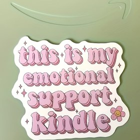 Resim Emotional Support Kindle Sticker - Pembe ve Beyaz, Su Geçirmez Vinil, Çiçek Desenli Kendinden Yapışkanlı Dizüstü Bilgisayar Stickeri, Kitap Severler İçin Mükemmel Hediye, Kindle Aksesuarları | Eğlenceli Font | Dayanıklı Vinil 