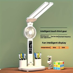 Resim 1 adet çift başlıklı LED masa lambası zaman ve sıcaklık göstergesi ile birlikte gelir. Aydınlatma, fan, zaman gösterimi ve sıcaklık izleme işlevlerini tek bir yerde entegre eder, kapsamlı fonksiyonlar sunar ve alan tasarrufu sağlar. Ayarlanabilir ışık kafası çeşitli aydınlatma ihtiyaçlarını karşılar, okuma, çalışma vb. sahneler için uygundur. Hafif tasarlanmış ve kolay taşınabilen olması nedeniyle ev, ofis ve diğer durumlar için uygun 
