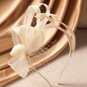 Resim Kadınlar İçin Vintage Viktorya Dönemi Fascinator Şapka - Zarif Bej/Tüyli Derby Baş Aksesuarı, Düğünler, Royal Ascot, Bahçe Partileri için Hafif Formal Etkinlik Aksesuarı, Çiçeksi Görünümlü, Özel Günler, Şık Tasarım, Premium Kumaş, Moda Tutkunları İçin Stil Sahibi 