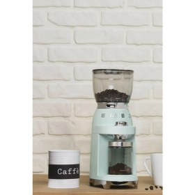 Resim SMEG 50's Style Yeşil Kahve Öğütücü Dayanıklı Yapı ile Şık Görünüm Sunar 