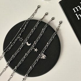 Resim Kadınlar için her gün giyilebilecek veya dışarı çıkmak için mükemmel olan yıldızlar, ayalar ve kelebekler içeren trend bir yeni paslanmaz çelik bilezik. 