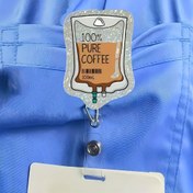 Resim 1 Adet "100% Saf Kahve" Mizahi Akrilik Kimlik Askısı - Hemşireler, Doktorlar ve Sağlık Çalışanları için Şırınga Tasarımlı Dayanıklı Geri Çekilebilir Lanyard - Tıp Profesyonellerine Komik Hediye, 2D Düz 