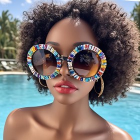Resim Erkekler ve kadınlar için rahat retro klasik moda gözlükleri, lüks taşlarla süslenmiş, müzik festivalleri, partiler, festival kıyafetleri, sokak gezileri aksesuarları ve sokak fotoğrafçılığı için uygun 