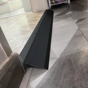 Resim 89.99cm Ayarlanabilir Yükseklik Alüminyum Eşiği Ramp - Kaymaz Yüzey, 1.02-2.03cm Kapı Aralığına Uygun, Tekerlekli Sandalye ve Bebek Arabası Güvenli Geçiş Rampı Kenar Trim ile, Şık Metalik Bitiş, Ev/Komerciyel Kullanım için Dayanıklı Metal İnşaat, Girişler için Ramp, Bebek Arabası Erişebilirliği, Modern Metalik Ramp, Dayanıklı Metal Ramp 