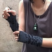 Resim Şık Cadılar Bayramı Eldivenleri: Partiler ve Şenlikli Etkinlikler İçin Açık Parmaklı Siyah ve Gri Örgü 