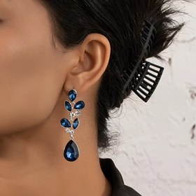Resim 1 Çift Vintage Şıklık Yaprak Şekilli Rhinestone Stud Küpeler, Gümüş Kaplama Alaşım, Demir Post, Sentetik Taş, Günlük Giyim ve Hediye için Çok Yönlü Lüks, Tüm Mevsimler için Uygun, Anneler Günü Hediye Fikri 