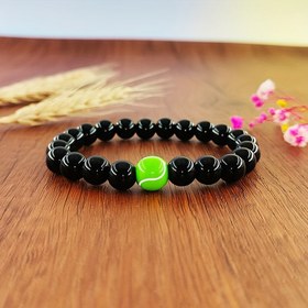 Resim Sportif Tenis Topu Bilekliği: Günlük Giyim ve Spor Aktiviteleri İçin Şık ve Çok Yönlü Bir Aksesuar 