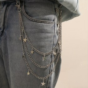 Resim Bir Erkek Yıldızlı Katmanlı Pantolon Zinciri, Nötr Punk Metal Tasarımı ile, Çoklu Katmanlar ve Hip-Hop Stili içerir. 