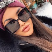 Resim Kadınlar için siyah ve gri boyutta büyük moda gözlükler, bir efekt oluşturur ve yüksek sınıf tarzını yayar. 