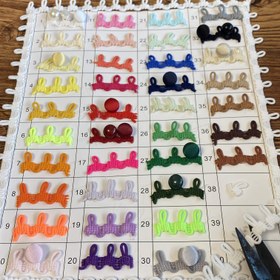 Resim Çeşitli renklerde 1 metre uzunluğunda esnek dantel, yaklaşık 60 adet kesilebilir. Giysiler, el sanatları için idealdir ve farklı elbiselerin arka yaka hattı ve prenses tarzı etekler için özellikle uygun bir seçimdir. 