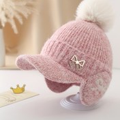 Resim Bir Kış Şapkası Parçası, Kalınlaştırılmış ve Sıcak, Tavşan Burunlu Tasarım, Bir Yay ve Bir Pom-Pom ile. Bu Örme Şapka Sonbahar için Şık ve Kulak Koruma Sağlar, Çocuklar için Günlük Gezintiler, Kar Seyahatleri ve Bisiklet için Uygun, 4-8 Yaş Aralığındaki Çocuklar için Uygun. 