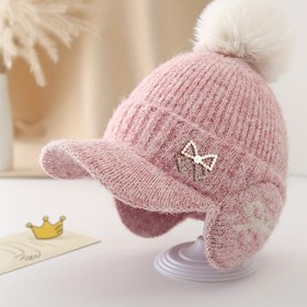 Resim Bir Kış Şapkası Parçası, Kalınlaştırılmış ve Sıcak, Tavşan Burunlu Tasarım, Bir Yay ve Bir Pom-Pom ile. Bu Örme Şapka Sonbahar için Şık ve Kulak Koruma Sağlar, Çocuklar için Günlük Gezintiler, Kar Seyahatleri ve Bisiklet için Uygun, 4-8 Yaş Aralığındaki Çocuklar için Uygun. 