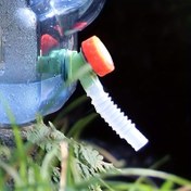 Resim 1 adet Evrensel Plastik Sulama Kovası Uzatma Ucu, Standart Bağlantı Dişli Kare Meme, Elektrik veya Pil Gerektirmez, Bahçe Sulama Aksesuarı 