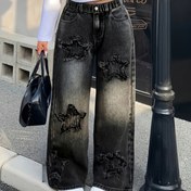 Resim Y2K Tarzı Siyah Yıkanmış Kot Pantolonlar Beş Yıldız Desenli, Trend ve Çok Yönlü Düz Paça Kesim. Yaşlı Çocuklar İçin Moda Jeans, Esnek ve Rahat Kumaş ile Sonbahar, Kış ve Tüm Mevsimler için Uygun. Okula Dönüş Uzun Pantolonlar, Dış Mekan Kaykay ve Rulo Pateni için Mükemmel. Bu Pantolonlar Konforlu Elastik Bel Bandı Özelliktedir ve Tatiller için İdealdir, Özellikle Noel ve Cadılar Bayramı için Uygundur. 7 Yaş ve Üzeri İçin Uygun 