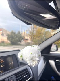 Resim senfida Beyaz peluş ponponlu çiçekli dikiz süsü beyaz ponpon çiçek dikiz süs 